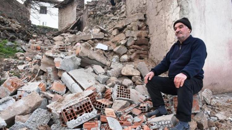 Malatyanın Kale ilçesinde de deprem hasara yol açtı