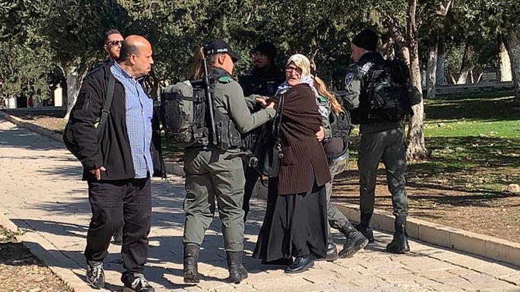 İsrail polisi, Mescid-i Aksada 5 Filistinli kadını gözaltına aldı