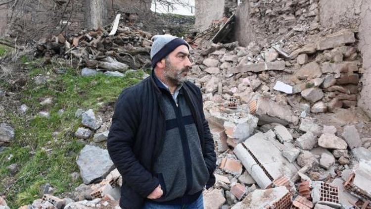 Malatyanın Kale ilçesinde de deprem hasara yol açtı