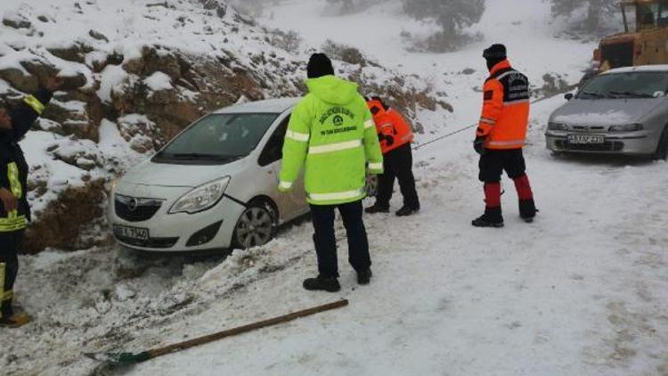 Kayak merkezinden dönerken yolda kalanları ekipler kurtardı