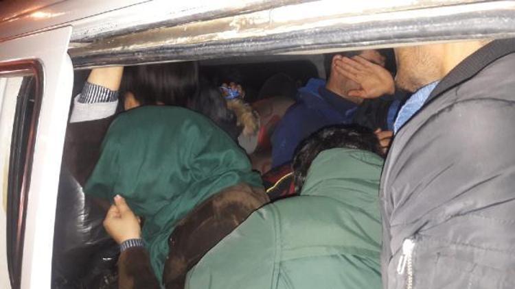 Ayvacıkta, 9 kişilik panelvandan 22 kaçak göçmen çıktı