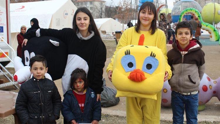 2 kardeş gönüllü olarak depremzede çocukların yüzünü güldürüyor