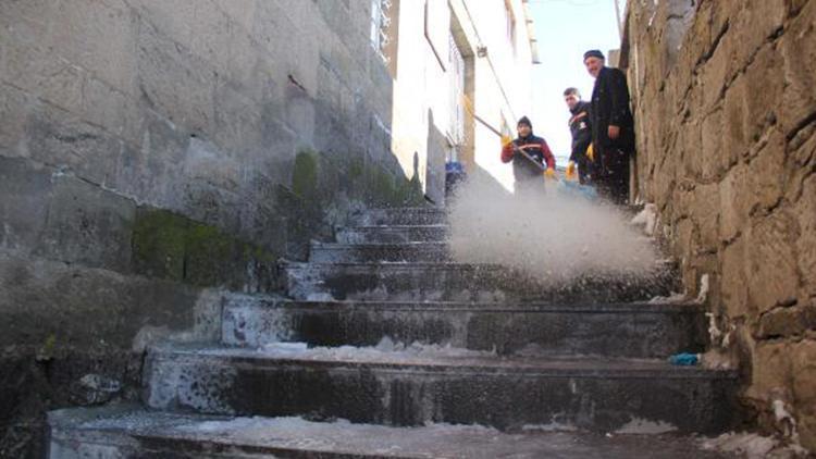 Bitlis’te buzlanan merdivenler, temizlenip tuzlanıyor