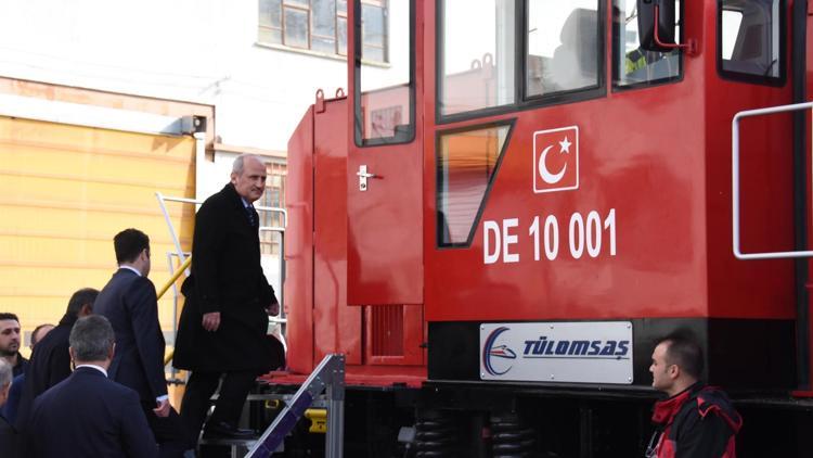 Bakan Turhan, ilk yerli ve milli dizel elektrikli lokomotifi kullandı