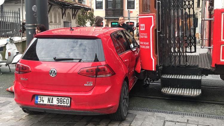 Kaza yapan tramvayın önünde fotoğraf çektirme yarışı