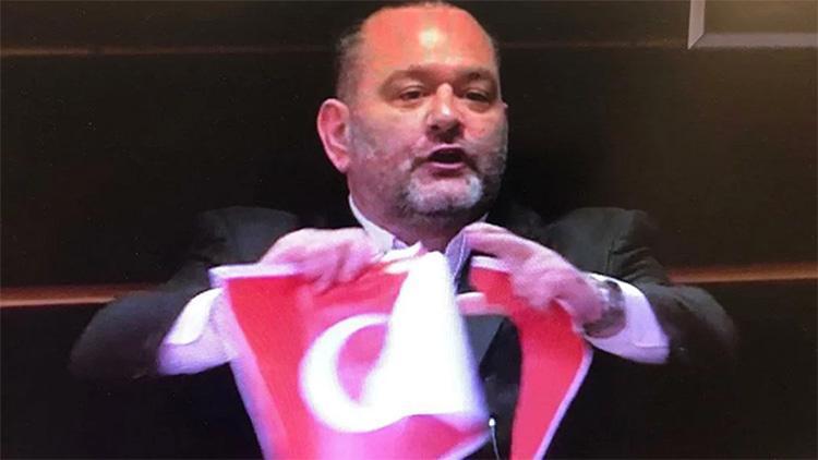 Son dakika haberler... Bakan Çavuşoğlundan Türk Bayrağını yırtan ırkçı vekile sert tepki