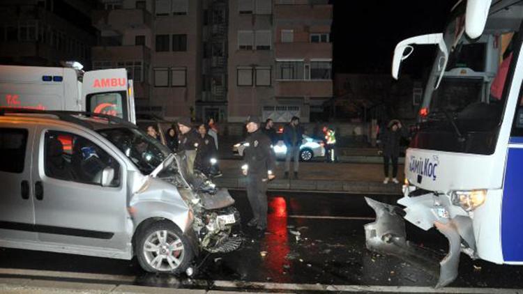 Yolcu otobüsü ile hafif ticari araç çarpıştı: 3 yaralı