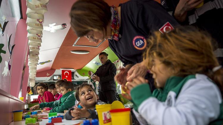 Gezici anaokulu depremden etkilenen çocukların yüzünü güldürdü