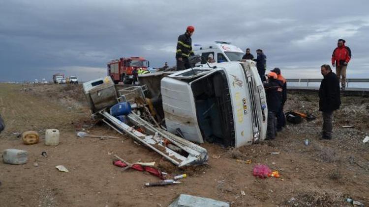 Aksaray’da kamyonet devrildi: 2 kişi  yaralı