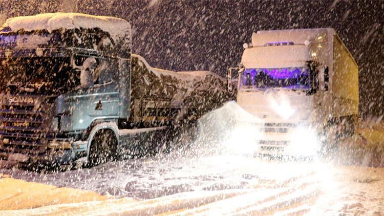 Sivas-Erzincan yolu kar ve tipi nedeniyle araç ulaşımına kapandı