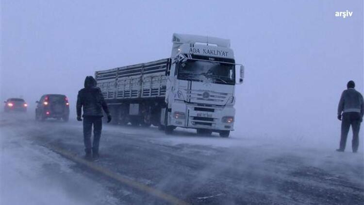 Dikkat Ardahan-Şavşat kara yolu kar nedeniyle ağır tonajlı araçların geçişine kapatıldı