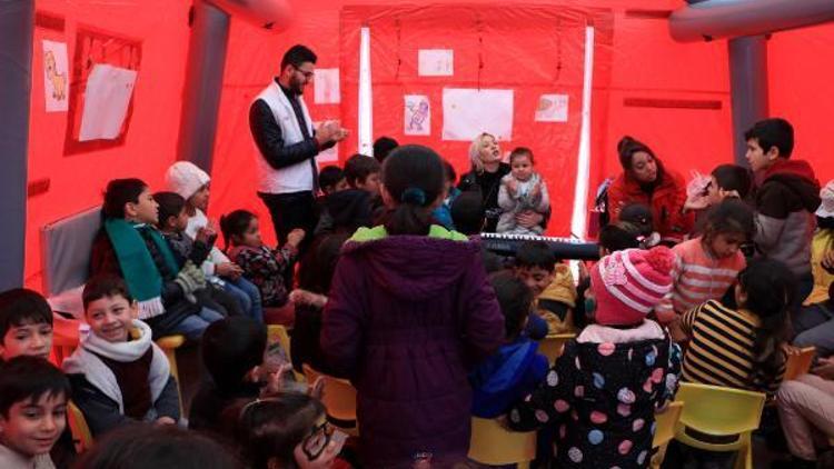 Depremzede çocuklara psikososyal destek çadırı