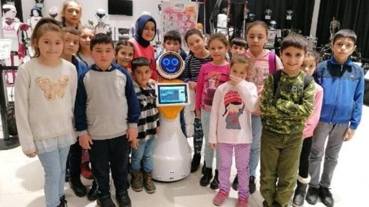 Öğrenciler karne hediyesi olarak robotla eğlendi