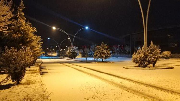 Burdur’da sağanak sonrası kar