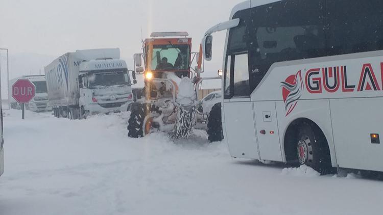 Doğu’da ulaşımı kar ve tipi vurdu