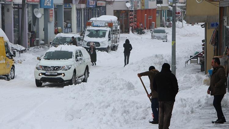 Bingölde karda mahsur kalanlar kurtarıldı