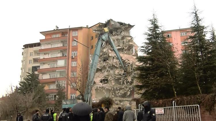 Depremde hasar gören 48 daireli sitede yıkım çalışması