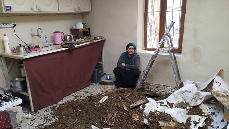 Hakkari’de 6 kişinin yaşadığı evin damı kısmen çöktü