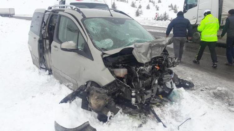 Sivasta hafif ticari araç ile TIR çarpıştı: 3 yaralı