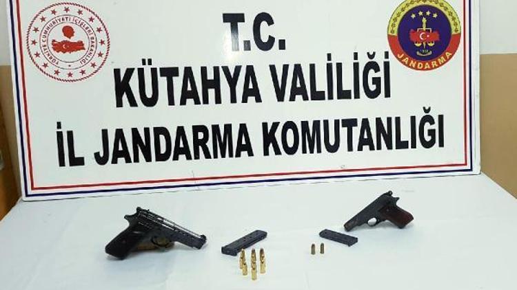 Otomobilinde ruhsatsız 2 tabanca ile yakalanıp, gözaltına alındı