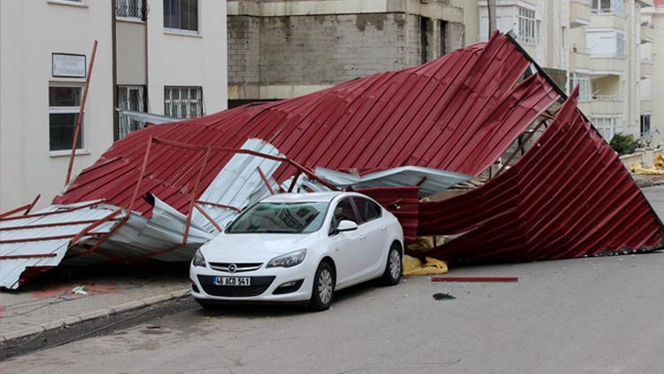 Fırtınada uçan çatı, evin camını kırıp, otomobilin üzerine düştü