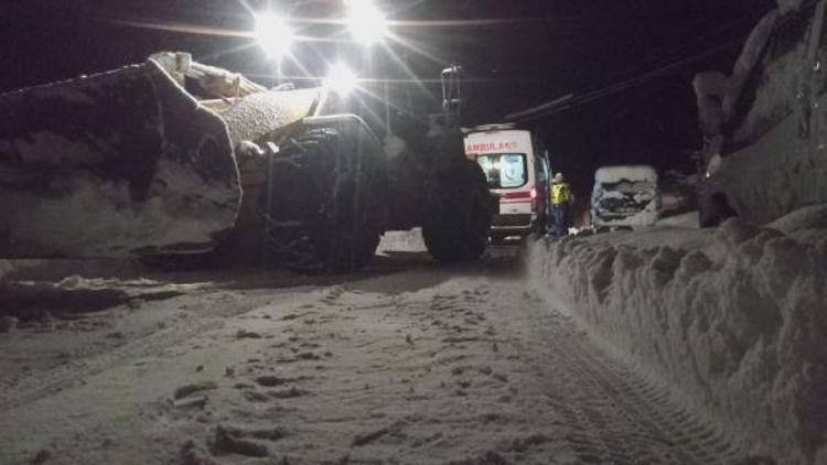 Kamyondan düşen yaralı, kar nedeniyle 4 saatte ulaşabilen ekiplerce hastaneye kaldırıldı