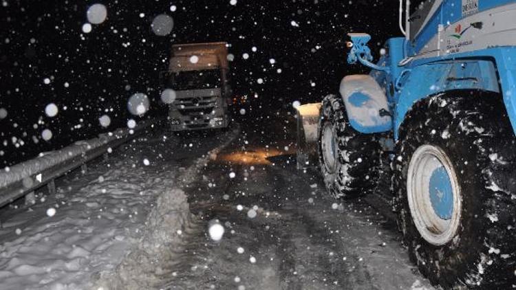 Derikte karda mahsur kalanları belediye ekipleri kurtardı
