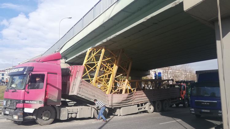 TEM bağlantı yolunda tır üst geçide takıldı