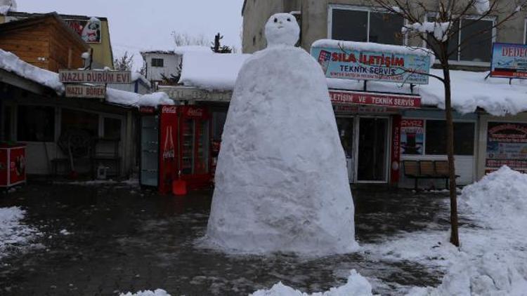 Vartolu esnaf 2 metrelik kardan adam yaptı