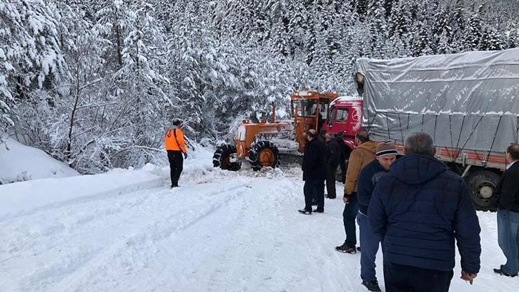 Yolda kayan saman yüklü kamyon, trafiği durdurdu