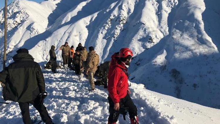 Bingölde güvenlik korucusu çığ altında kaldı