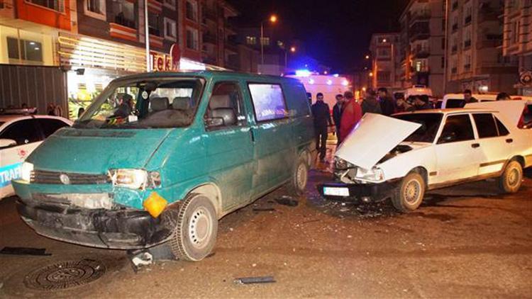 Ankara’da otomobil ile minibüs çarpıştı: 4 yaralı