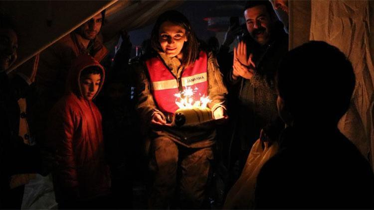 Depremzede çocuğa çadırda sürpriz doğum günü