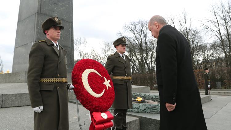 Cumhurbaşkanı Erdoğan, Ukrayna’da Meçhul Asker Anıtını ziyaret etti