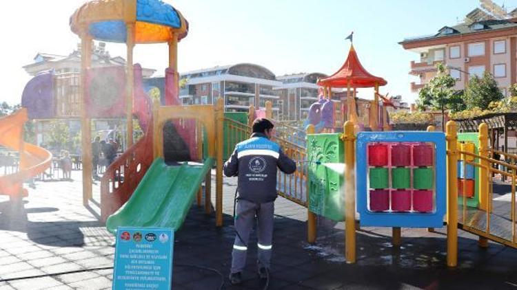 Çocuk parkları dezenfekte ediliyor