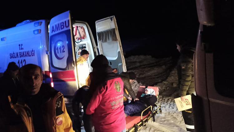 Doğum sancısı çeken kadın, paletli ambulansla hastaneye götürüldü