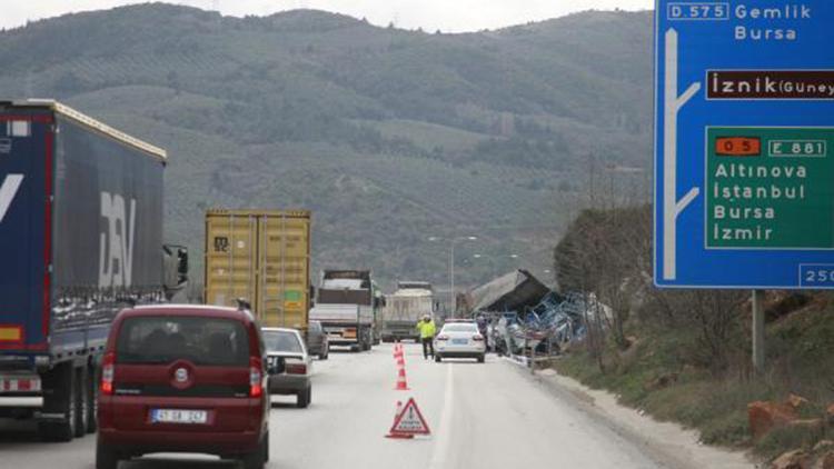 Otomobil camı yüklü TIR yan yattı, trafik durma noktasına geldi