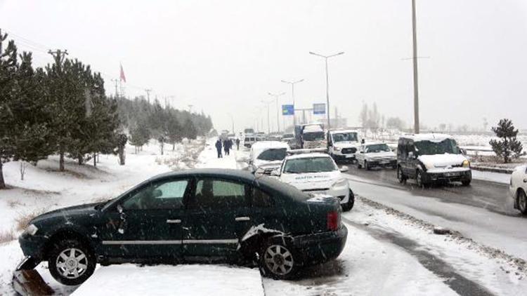 Vanda, buzlanan yolda zincirleme kaza: 4 yaralı