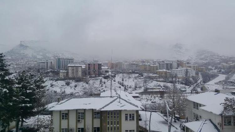 Tuncelide 50 köy yolu kardan kapandı