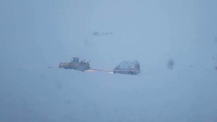 Kar nedeniyle ambulans yolda kaldı, hasta 11 saatte hastaneye ulaştırıldı