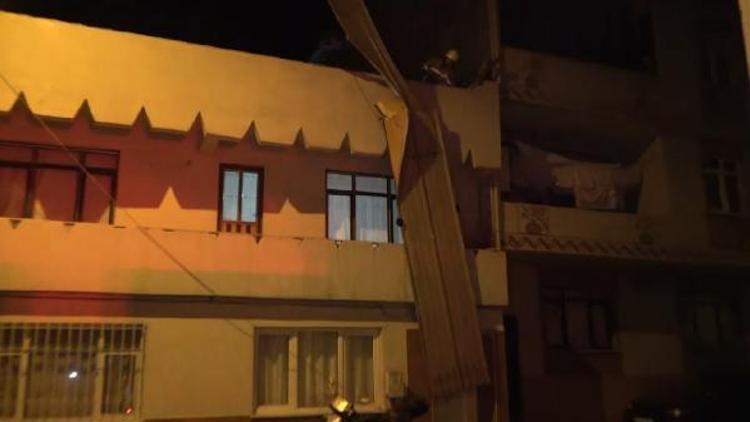 Fırtınada uçan çatı 2 katlı evin üzerine düştü