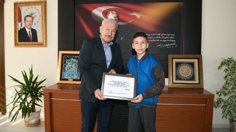 Depremzedelere bağış yapan 13 yaşındaki Ahmete teşekkür