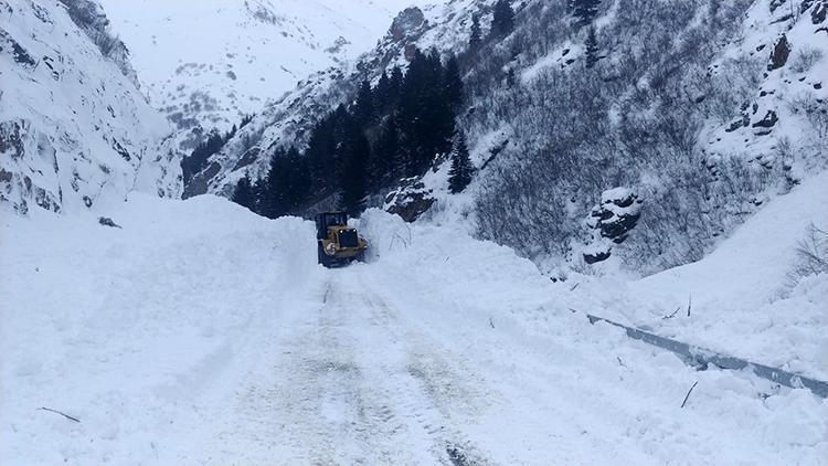 Bayburt-Araklı yoluna çığ düştü