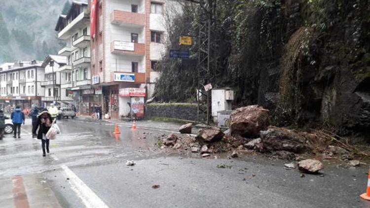 Çamlıhemşinde yola düşen kayalar için önlem isteği