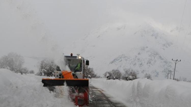 Tuncelide 200 köy yolu kardan kapandı
