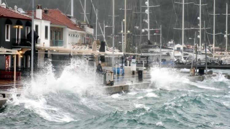 Marmariste fırtına çatıları uçurup, tekneleri batırdı