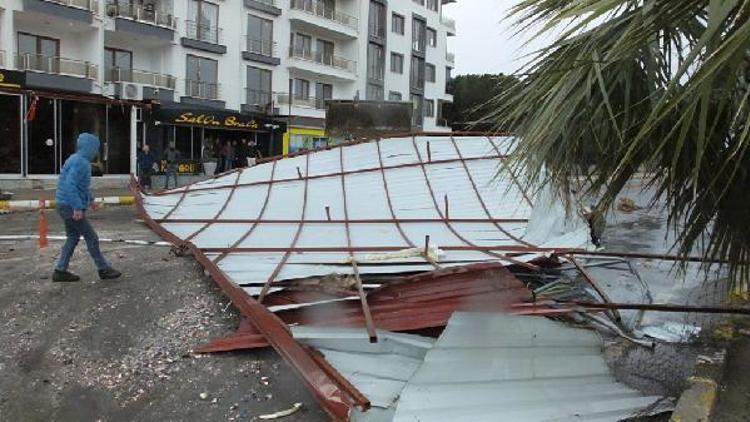 Balıkesirde fırtına, 5 katlı binanın çatısını uçurdu