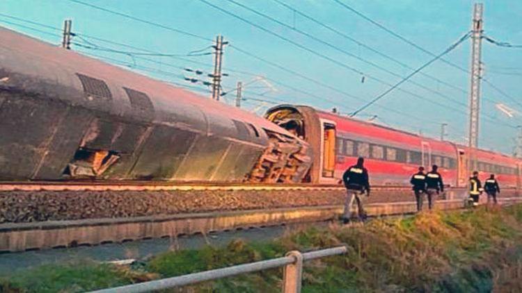 İtalya’da yüksek hızlı tren raydan çıktı: 2 ölü