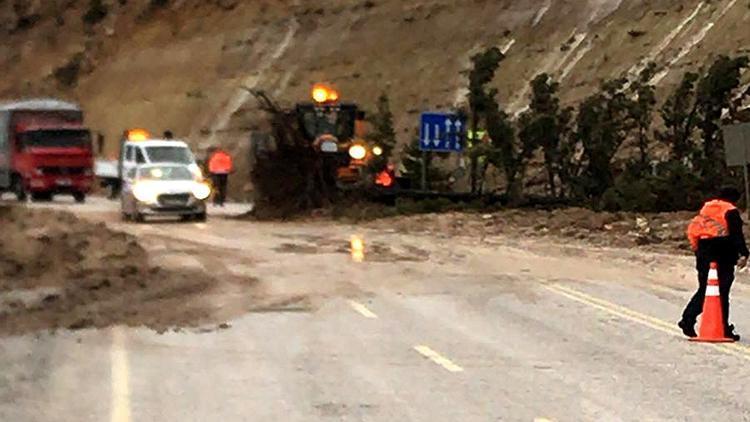 Sertavul’da heyelan yolu kapattı