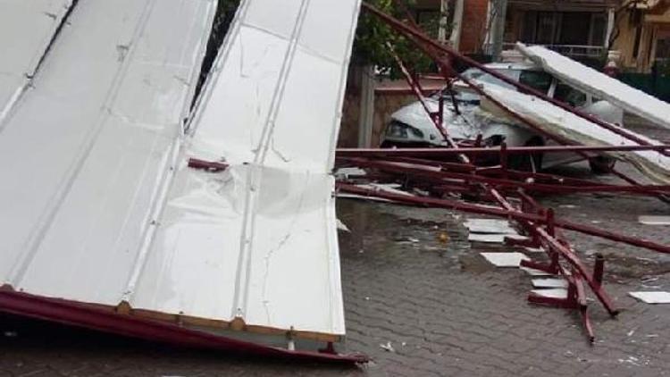 Rüzgar apartmanın çatısını uçurdu